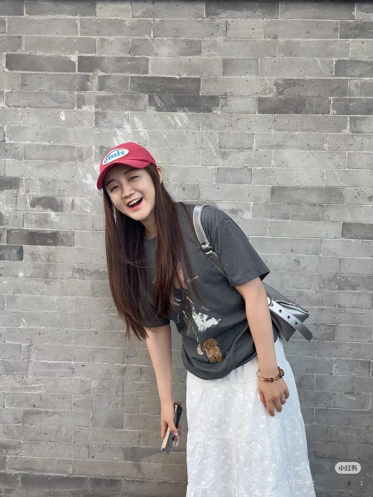 陈梦 小🍠更新来后海吹吹风 感受日落的温柔🌷​​​