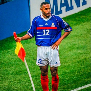 11年前的今天，蒂埃里·亨利从足球界退役。出场917次，进球411个，助攻204