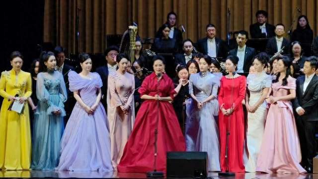 雷佳师生清唱《弯弯的月亮》，记住音乐家最好的方式是歌声
