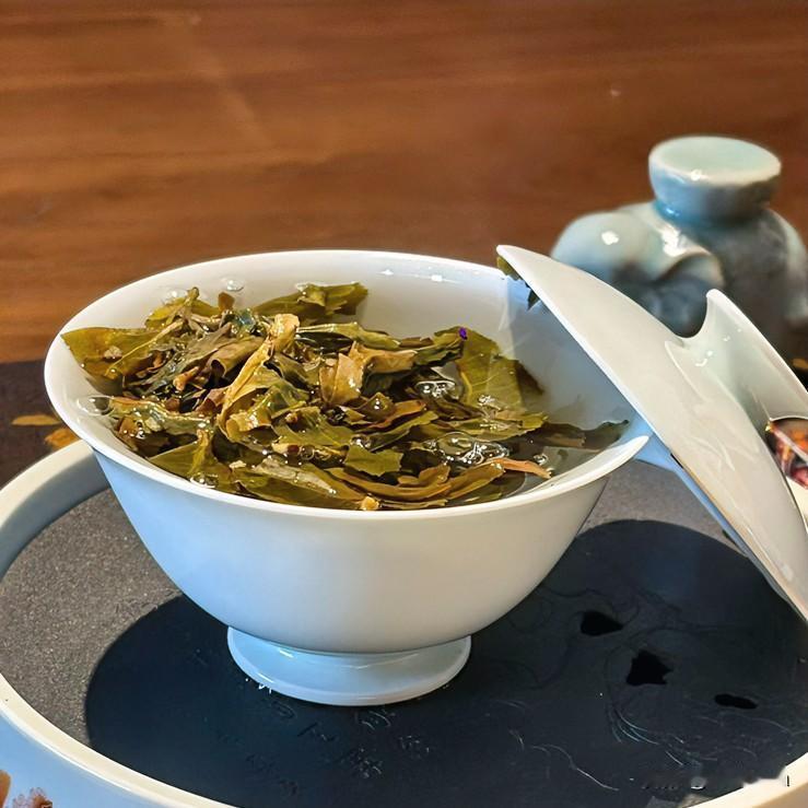 《静器生韵·朝天子体》
器儿静，筵儿净，三清素列意自生。烟儿轻，影儿凝，一啜清欢