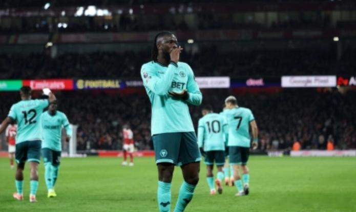 一场漂亮的失利与荒诞的欧冠论调：狼队的现实挣扎又输了，狼队在酋长球场踢出了本赛季