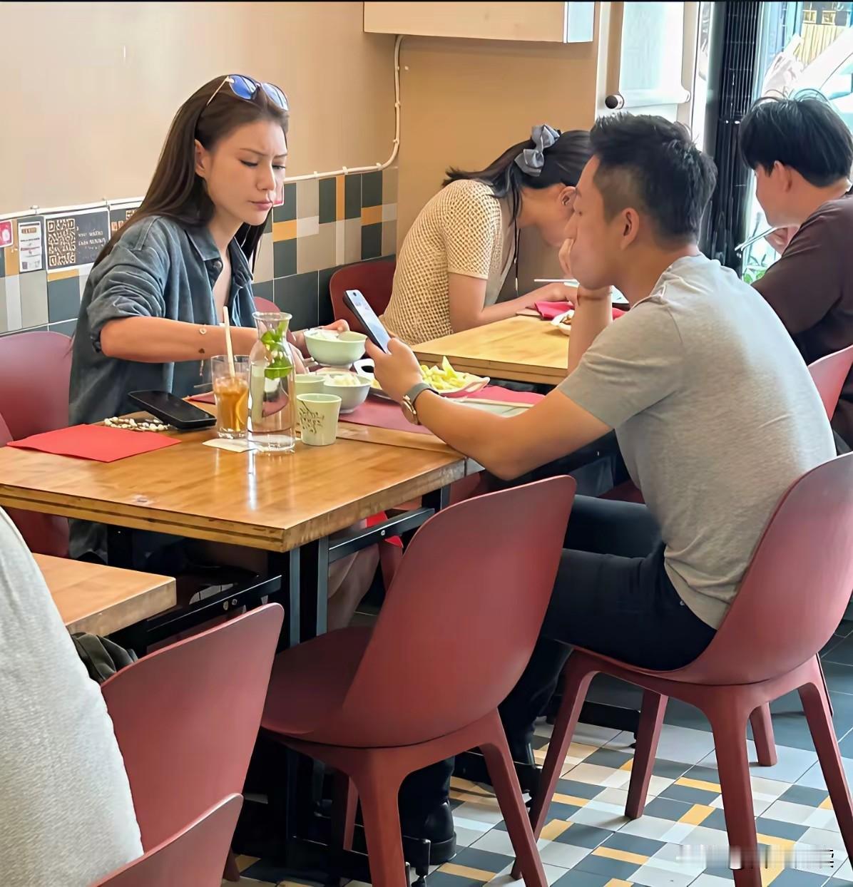 就很纳闷
马太太一直强调
会对汪宝进行陪伴

那她陪着老公跑去国外
半个月吃吃吃