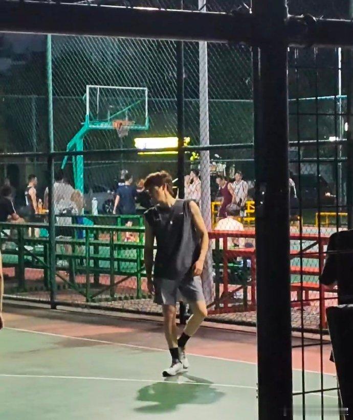 王安宇走路脖子前倾王安宇被指脖子前倾偶然打球的片段被揪着说体态，他出席正式场合仪
