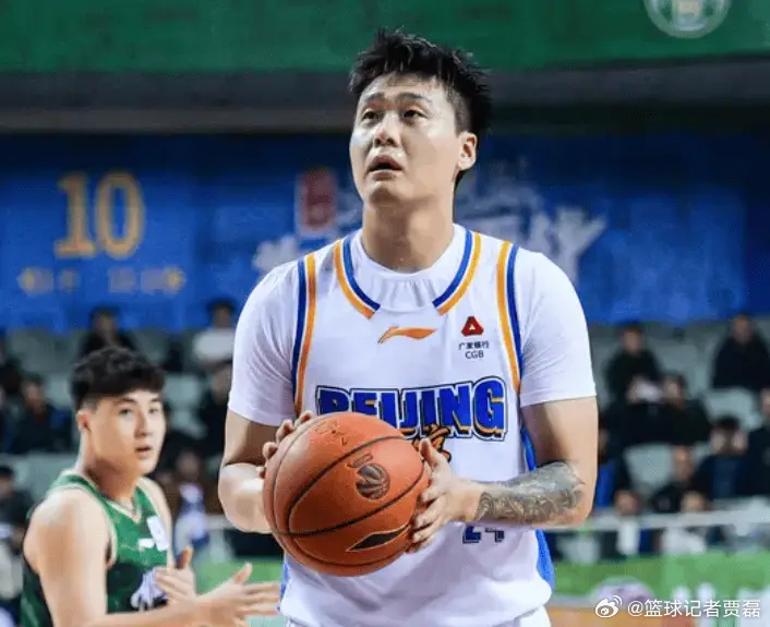 老队长翟晓川命中了杀死比赛的一球，北京队在同曦客场逆转的这场赢的真不容易，赵睿今