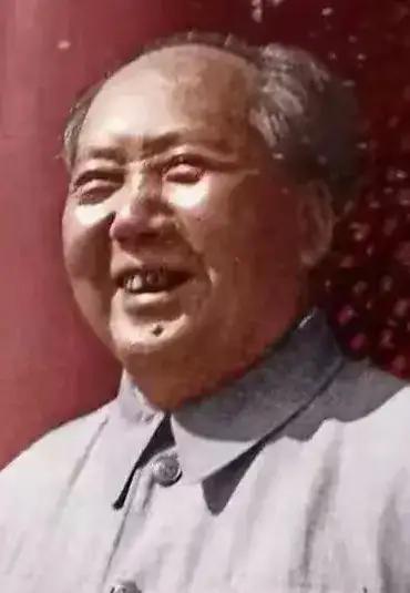 春风送暖入屠苏。
千门万户曈曈日！