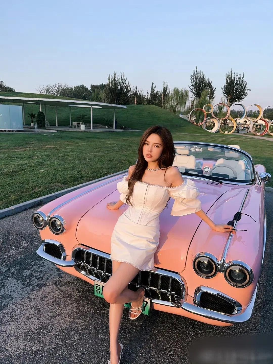 周扬青聊名媛班太逗了[灵光一闪]。
提到名媛班，她直言没接触过，身边也没这类名媛