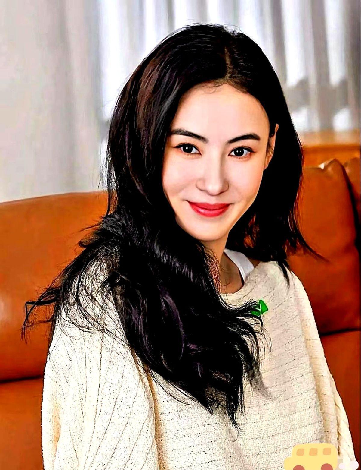 生儿子咋了？
她给娃穿35块的鞋，陪他们蹲草地看蚂蚁一看就是俩钟头。
腿麻了