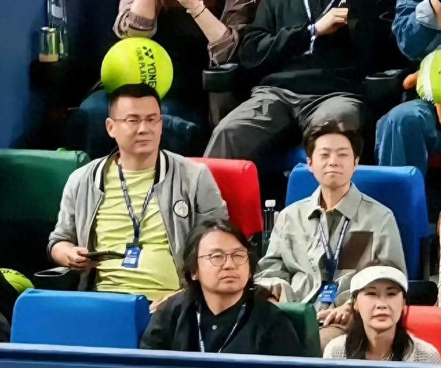 雷佳音近况公开，留及肩长卷发，网友：与早年陈俊生形象判若两人