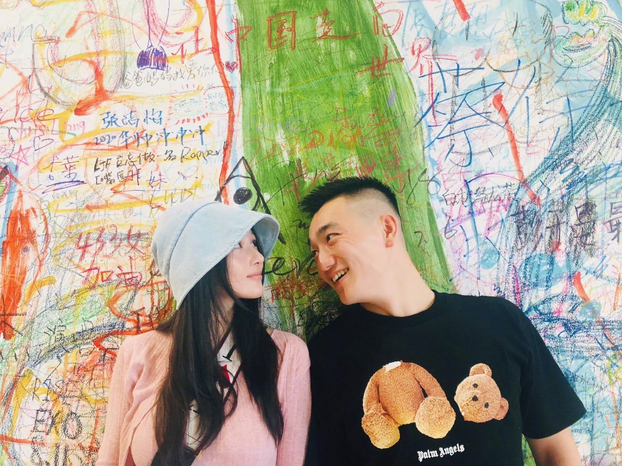 娱乐[超话]张馨予何捷好幸福张馨予何捷纪念日秀恩爱 好幸福的姐姐姐夫！ ​​​