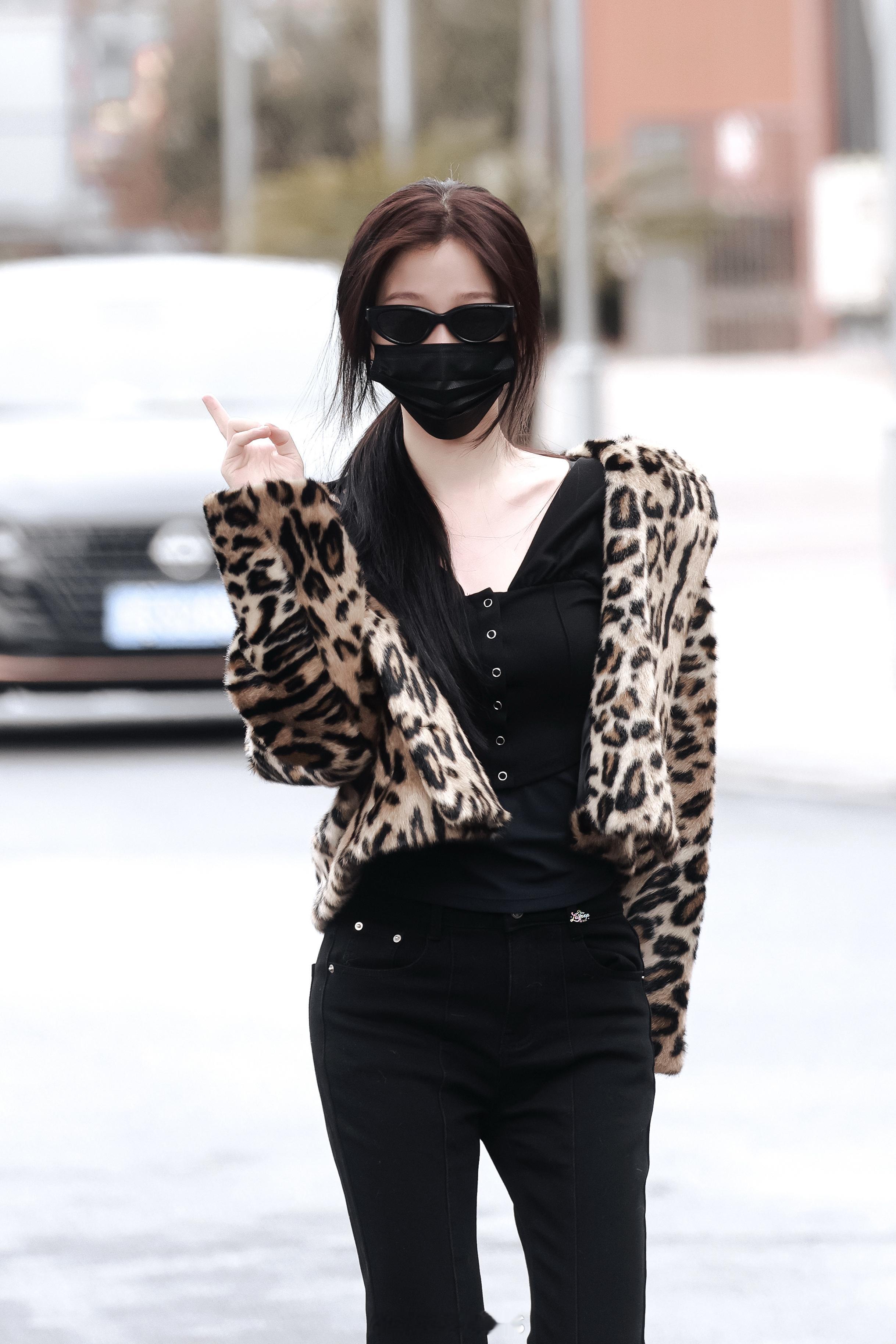 虞书欣云初令今日上班路透，好瘦好明媚的🐟啊！虞书欣豹纹装