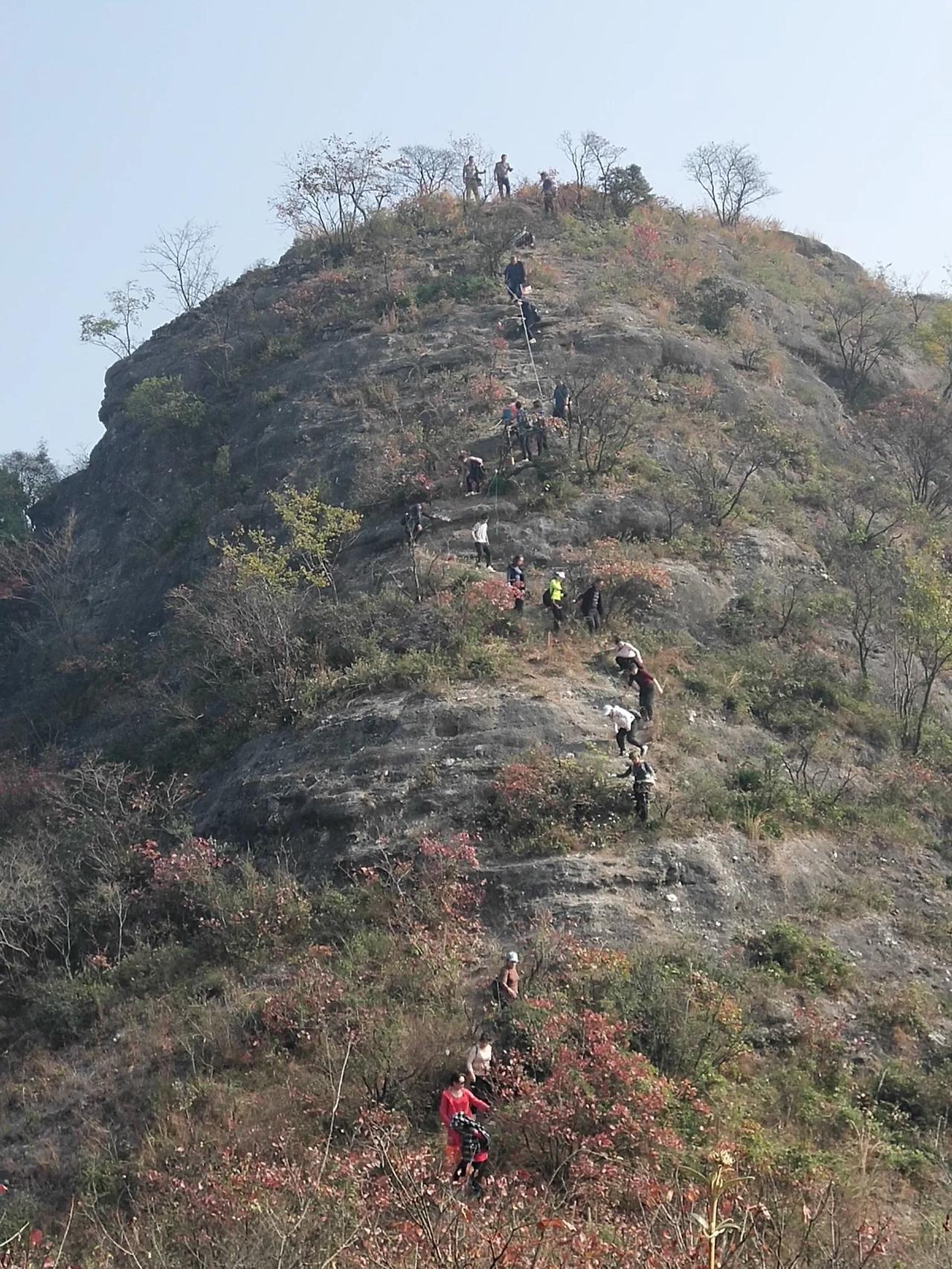这是襄阳南漳九集古林坪村，我们称之为葫芦山。山形酷似葫芦而得名，也是南漳，襄阳，
