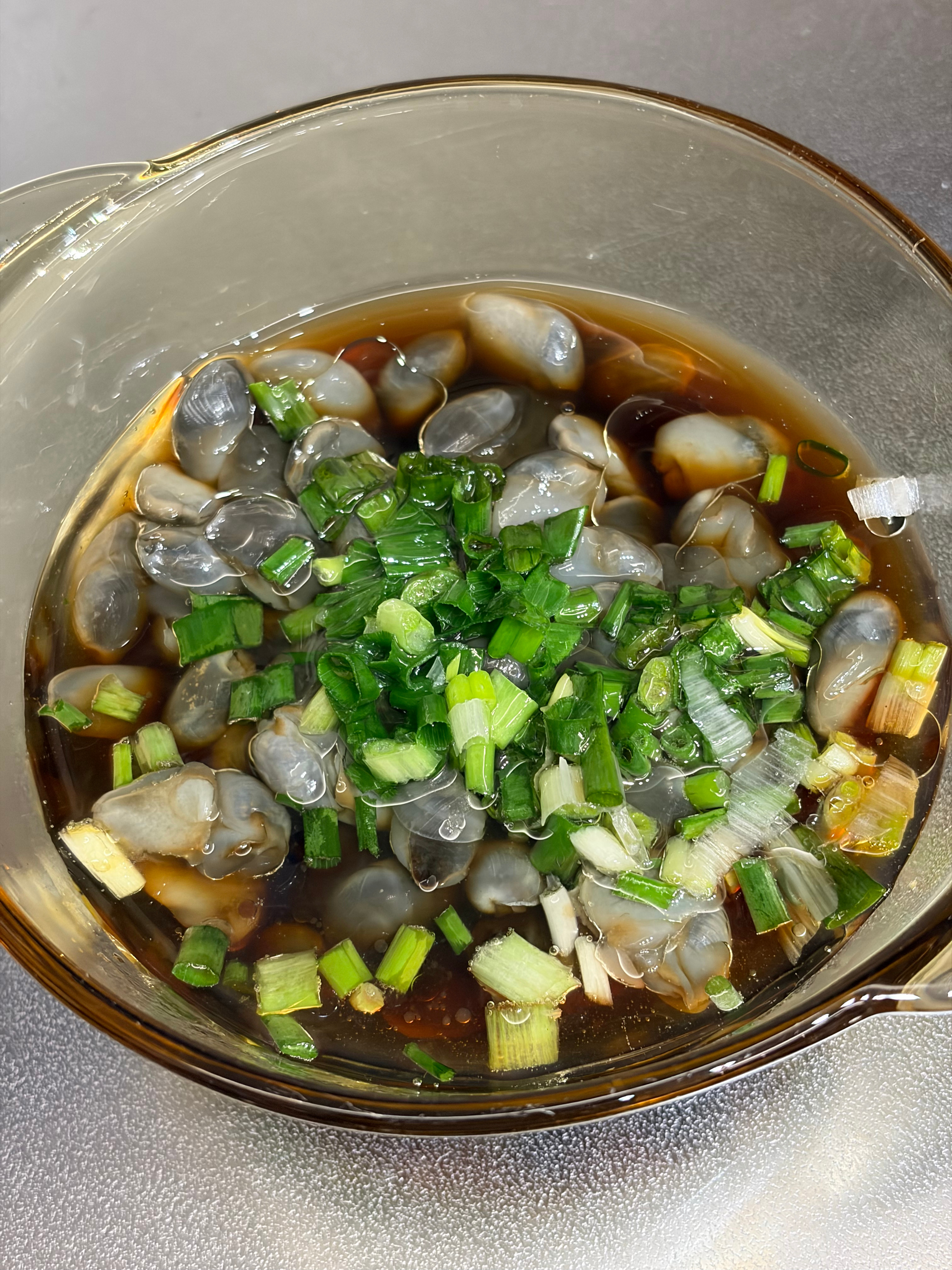 做份家庭版的葱油泥螺，之前在舟山吃过一次念念不忘。做法简单，卖相也不错，看着很香