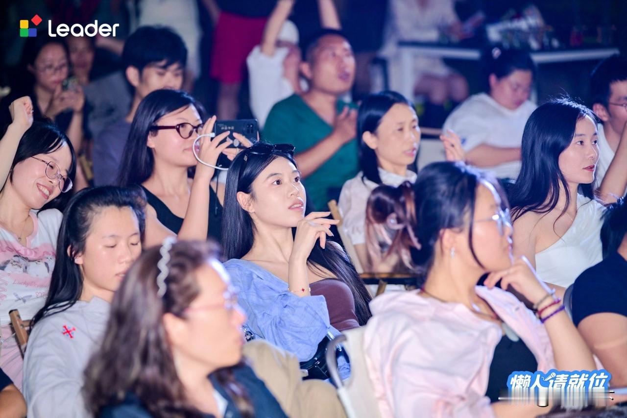 🎸今天的快乐来自草坪和音乐
Leader体验区把家电做得很有趣。
👚三筒洗衣