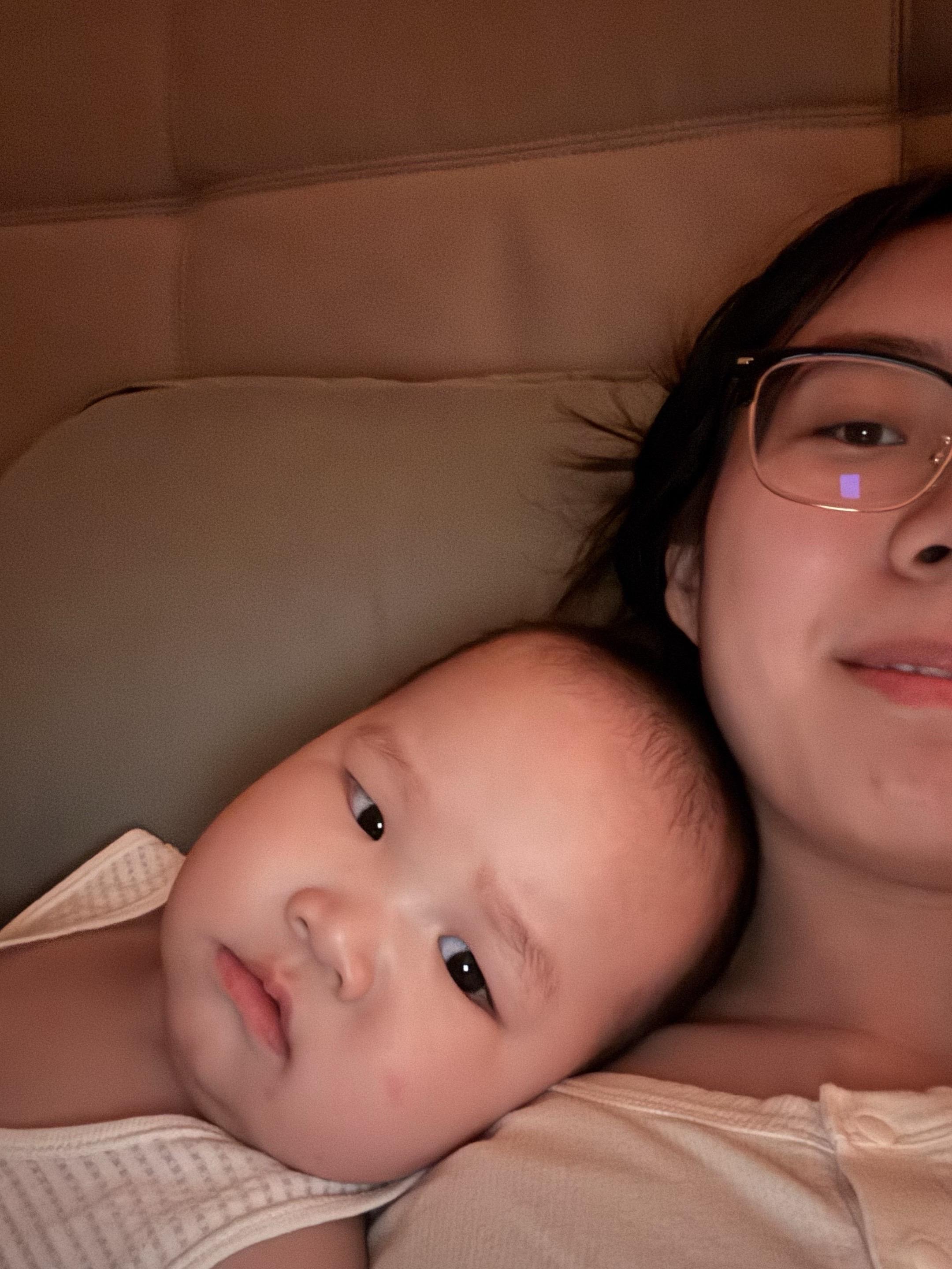 哄睡就是靠我身边看我刷，天使宝宝👼