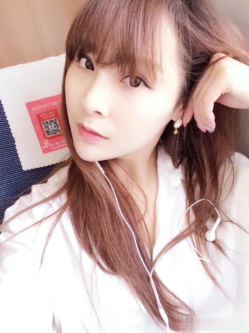 各种衬衫穿的最多还是各种白衬衫我这长相就只适合无聊颜色 ​​​