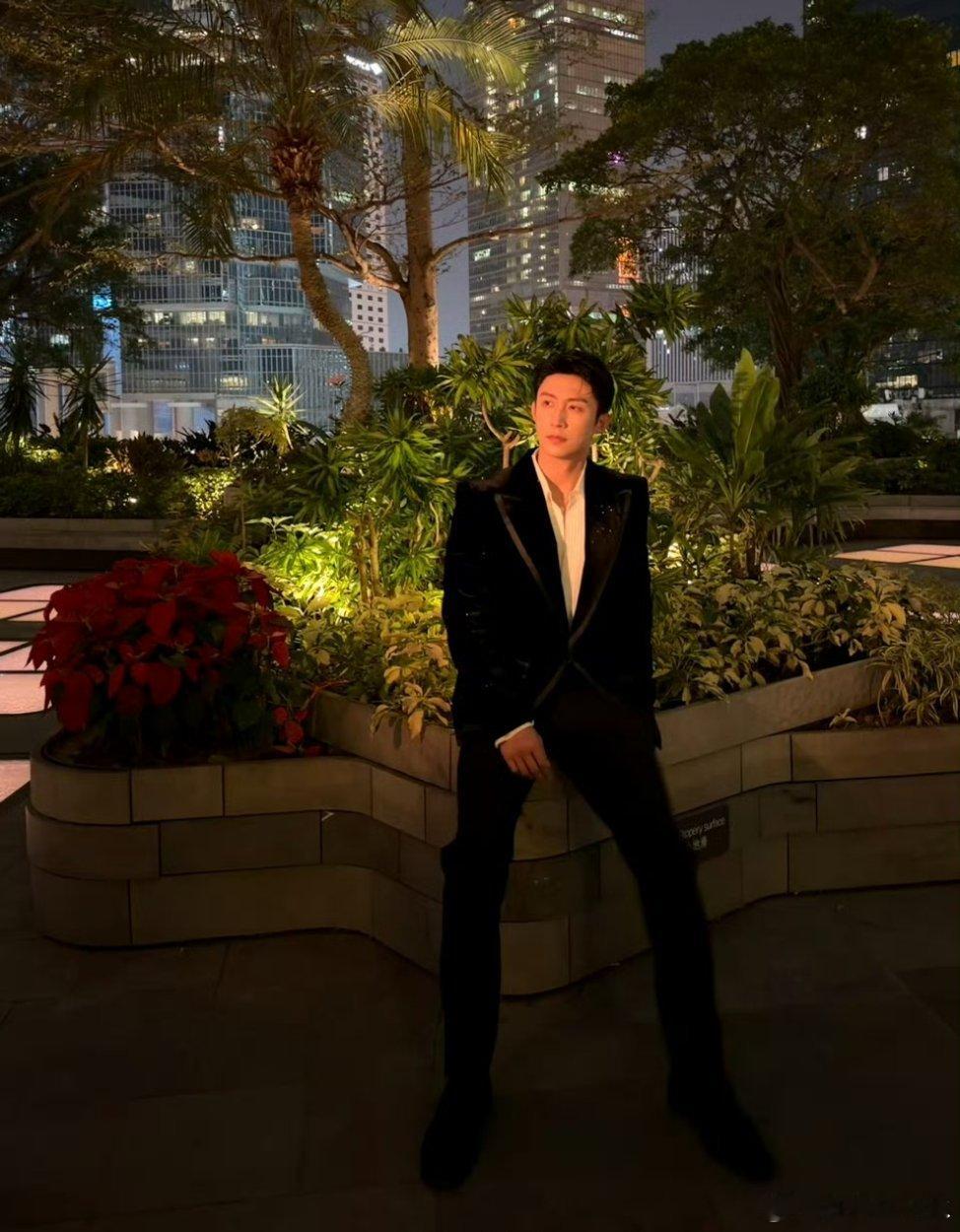 黄景瑜 穿薄底鞋的神黄景瑜是“薄底鞋霸总天花板”吧！深V西装和微敞衬衫，每处细节