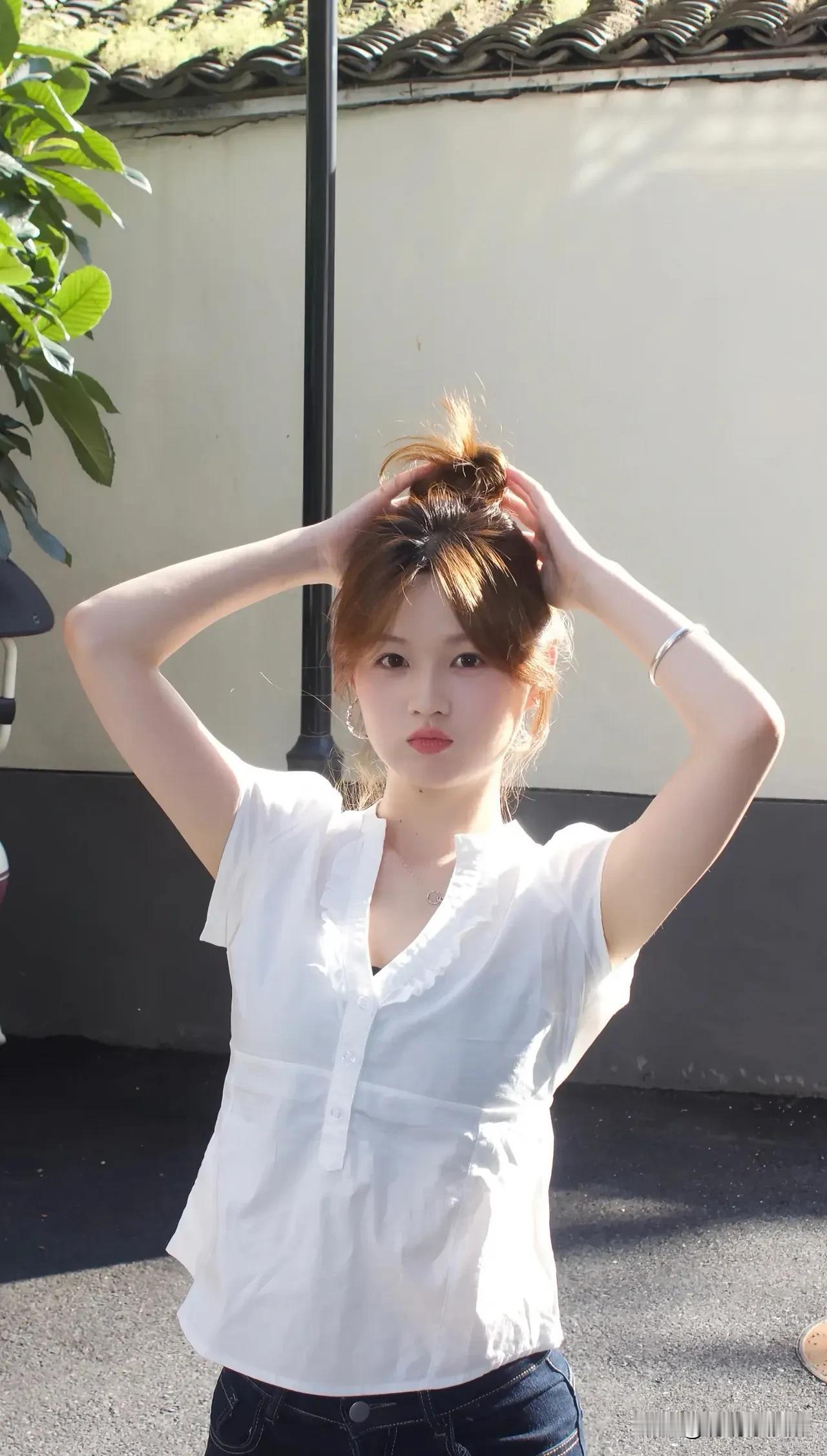 她不只是“好看”——  
是清晨镜前的自信，  
是晚风中的轻盈步伐。  
每一