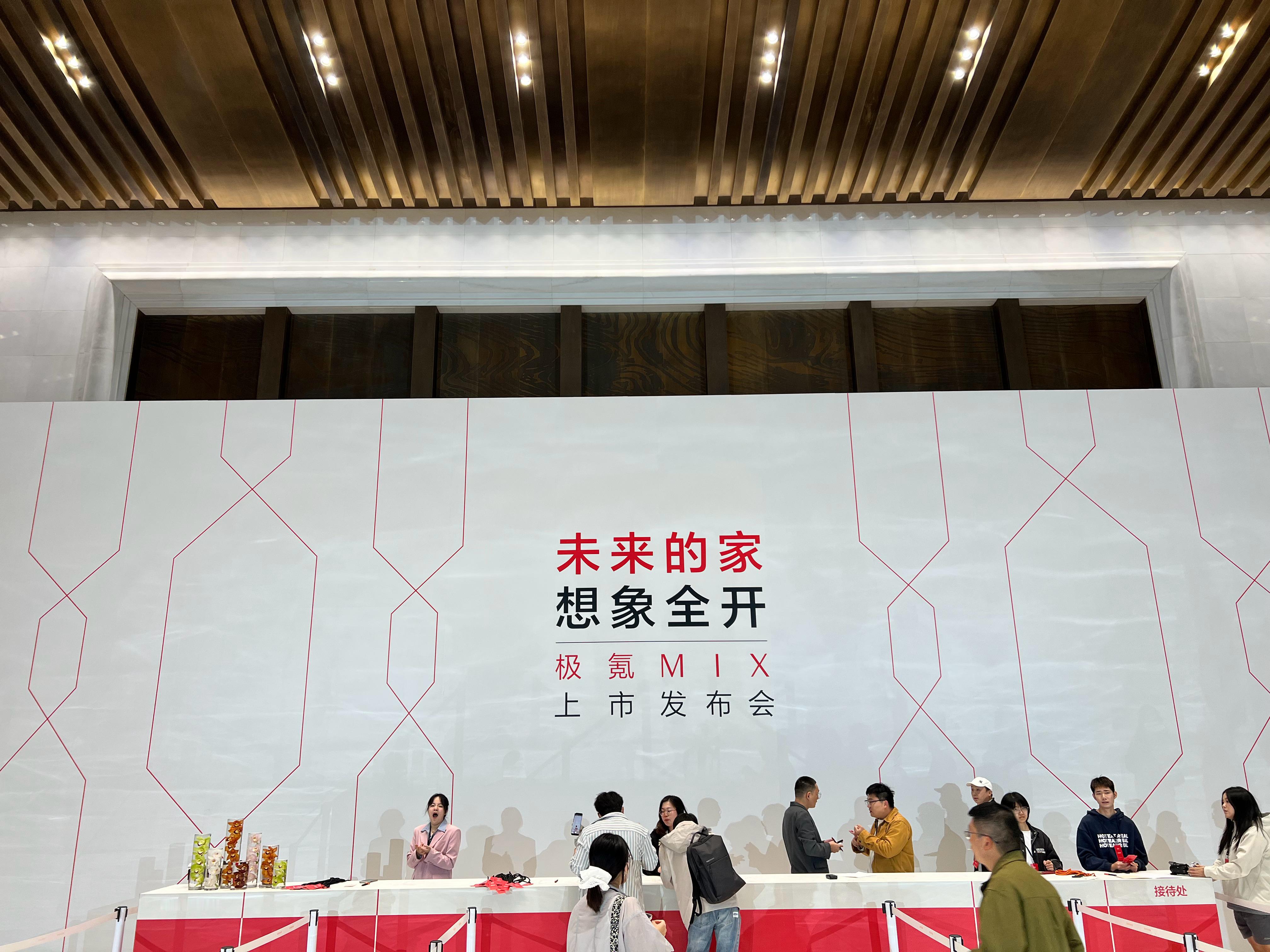 极氪MIX确实是一台有意思的汽车万众期待的宝宝巴士在昨天终于发布，这一年间我们已