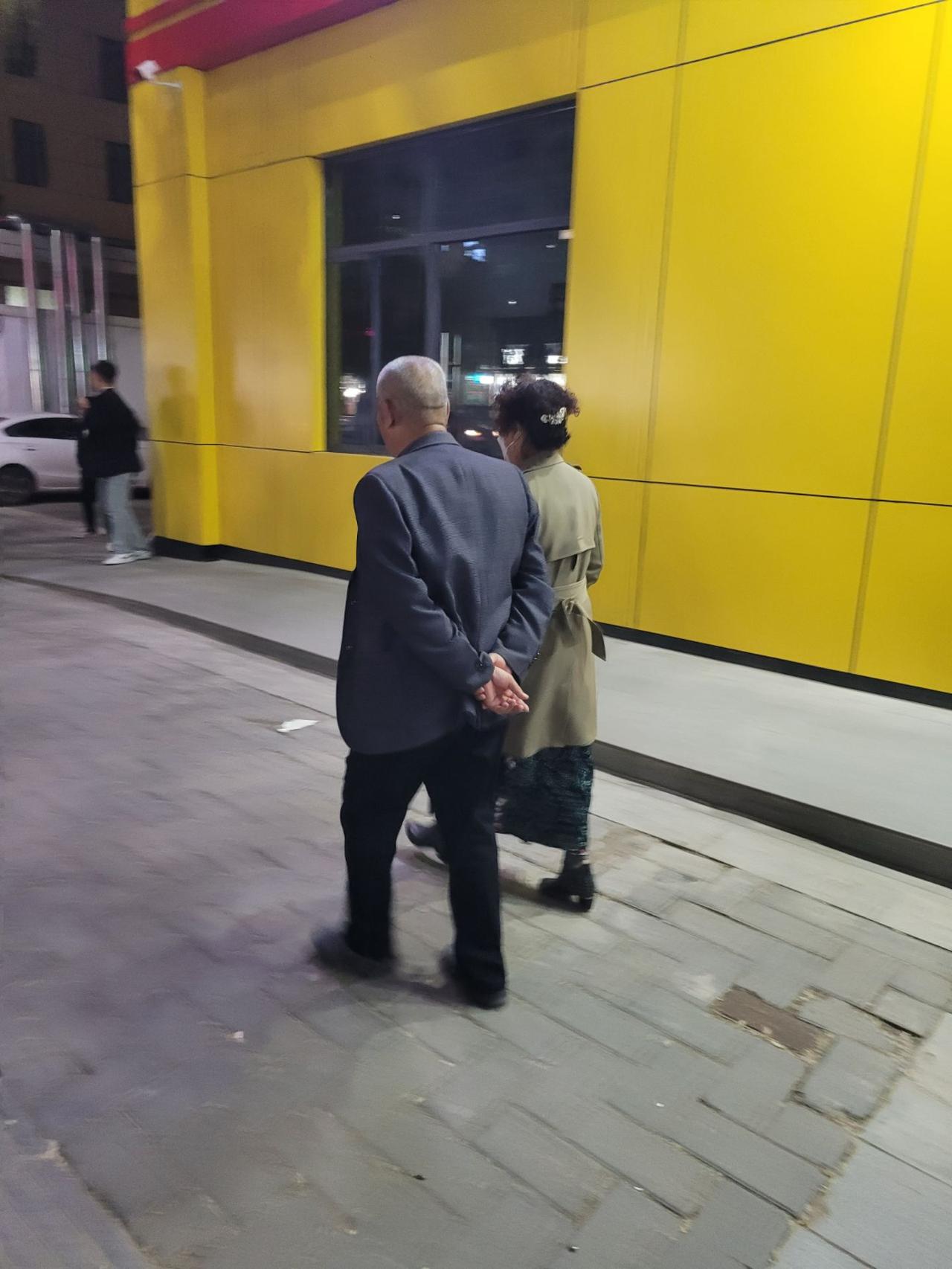 爷爷走了，大伯和二伯哭的那叫一个撕心裂肺，让旁人看了无比动容，我爸，作为家中老幺