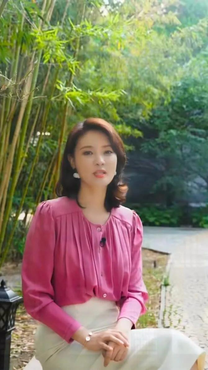 刘芳菲的气质无与伦比，她集美貌和才华于一身。
在央视女主持人中是比较突出的一位。