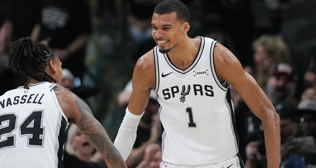 文班亚马在周五打出了NBA季后赛历史上最具统治力的内线个人表演之一。凭借39分、