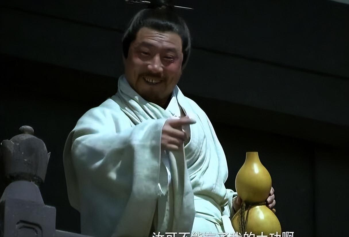 曹操攻克冀州，许攸说：“阿瞒，没有我，你就不能进这个门”。曹操宽容大度，但许攸目