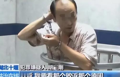 2015年，湖北一男子因为讨薪维权败诉后，在取法院判决回执单的时候，拿刀狠狠的刺