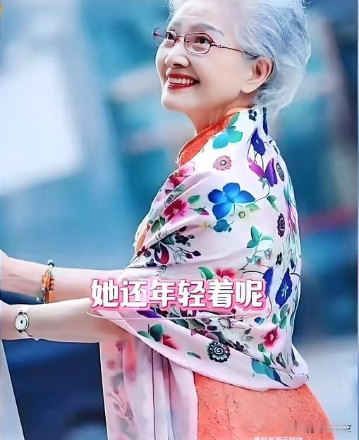 九十多岁的“神仙奶奶”，
忙着美丽，忘了老去。

九十岁，你理解弯腰驼背，耳聋眼