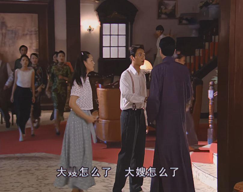 金家人不管干什么事，都喜欢一大群人浩浩荡荡跑过来跑过去。
#金粉世家#