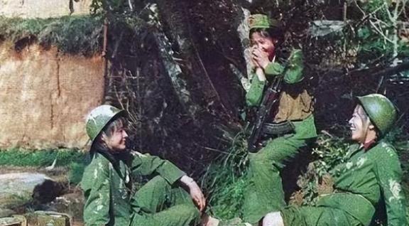 1979年，黄干宗被两个越南女兵抓走，他已经做好赴死的准备，谁知女人却说：“我们