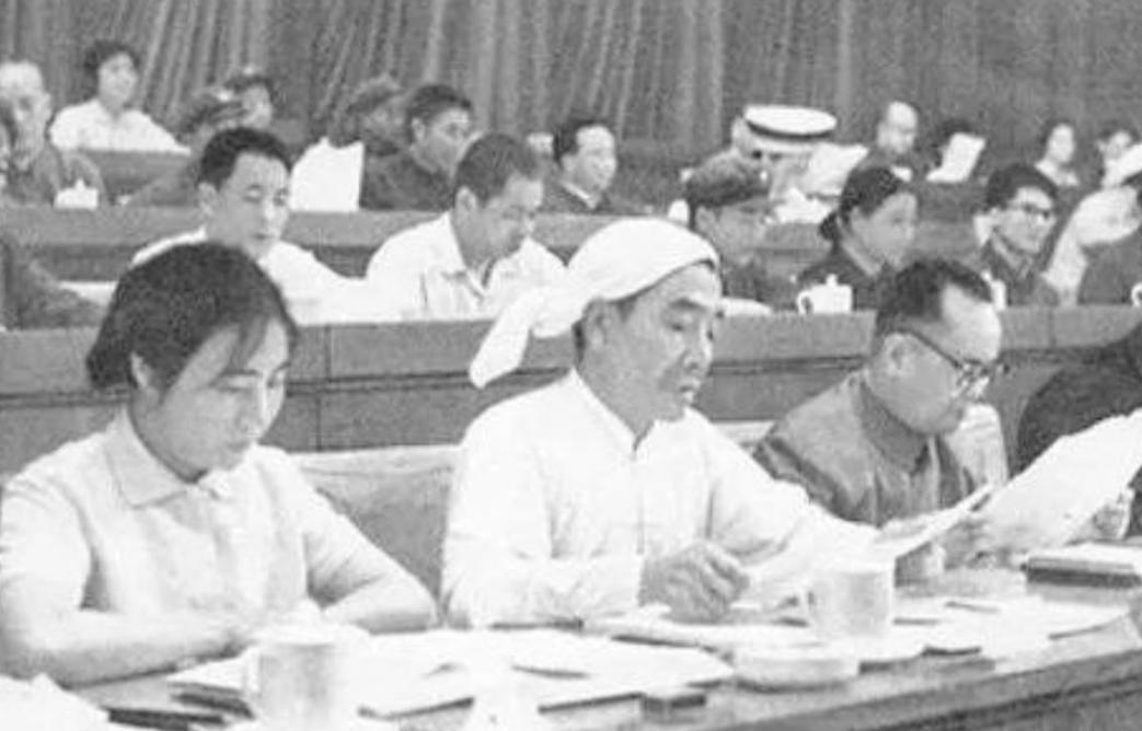 有人说，吴桂贤文化水平低，其实并非如此。吴桂贤虽然出身贫穷农民家庭，小时候没有上