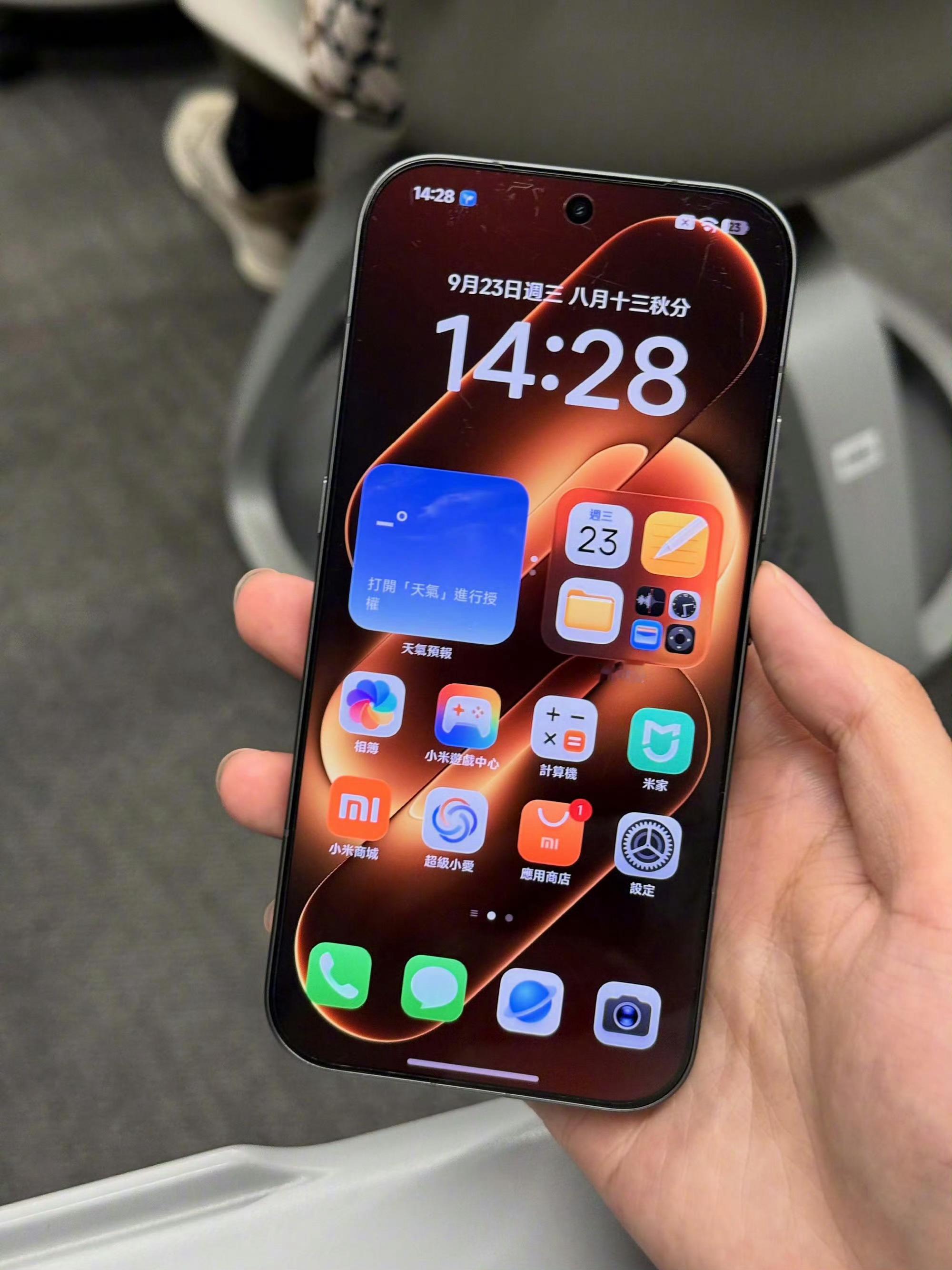 iPhone18promax橙色透明版和黑色真机实拍图，这个外观设计你喜欢嘛？ 