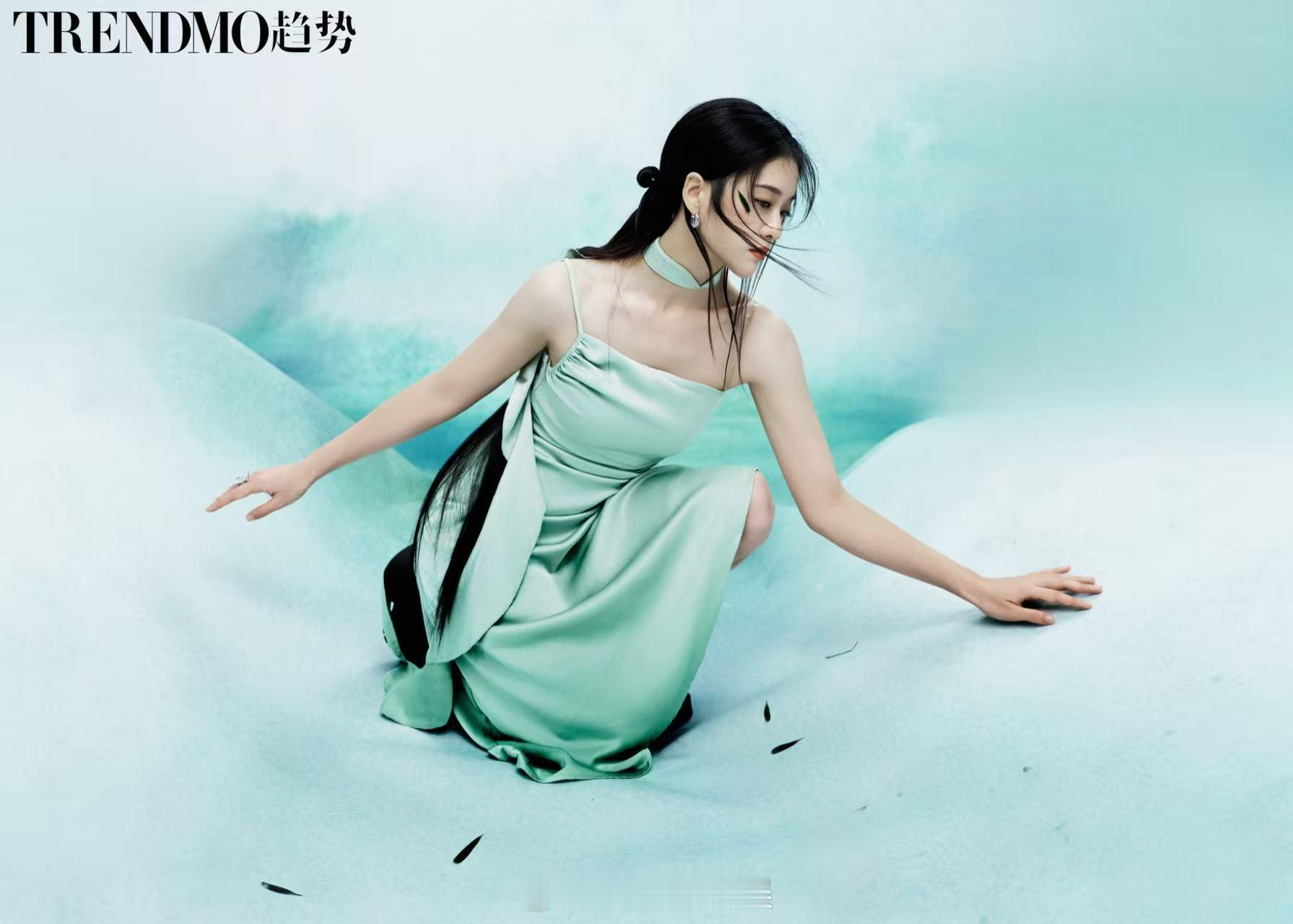 这组大片把那种又飒又温柔的劲儿拿捏得太好了！手握剑的那张，又静谧又有力量。没想到