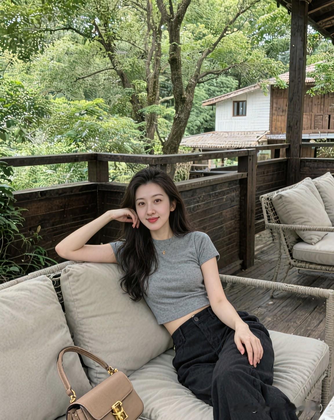 两性关系里，
理性像导航，
感性似燃料。
太理性，
爱没了温度；
太感性，
又容