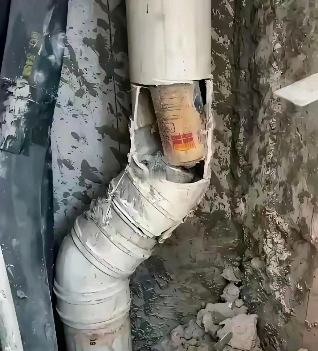 我们旁边单元的一家住户，从住进来就开始卫生间下水堵已经不记得多少次了。有的时候家