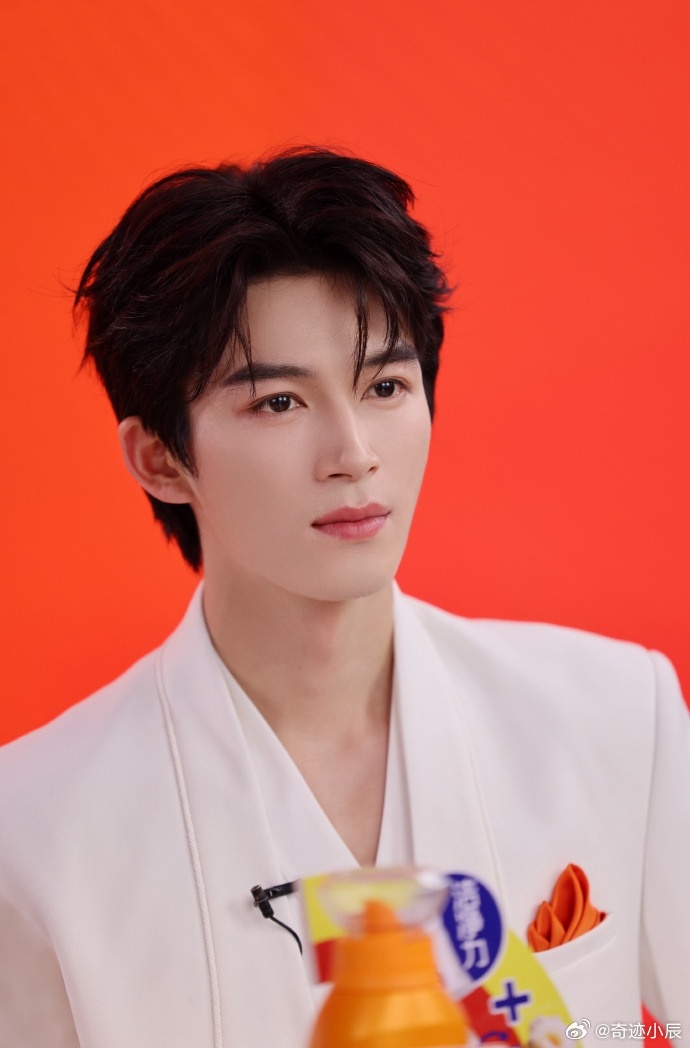 王星越走哪儿都带着保温杯 王星越录节目带保温杯好反差！精英标配单品+帅气皮衣，老