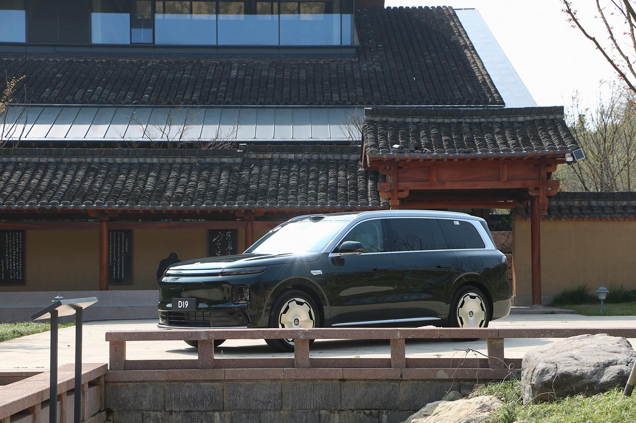 聊聊零跑D19：

能耗，纯电优先模式下电耗18.3kWh/100km；强制保电