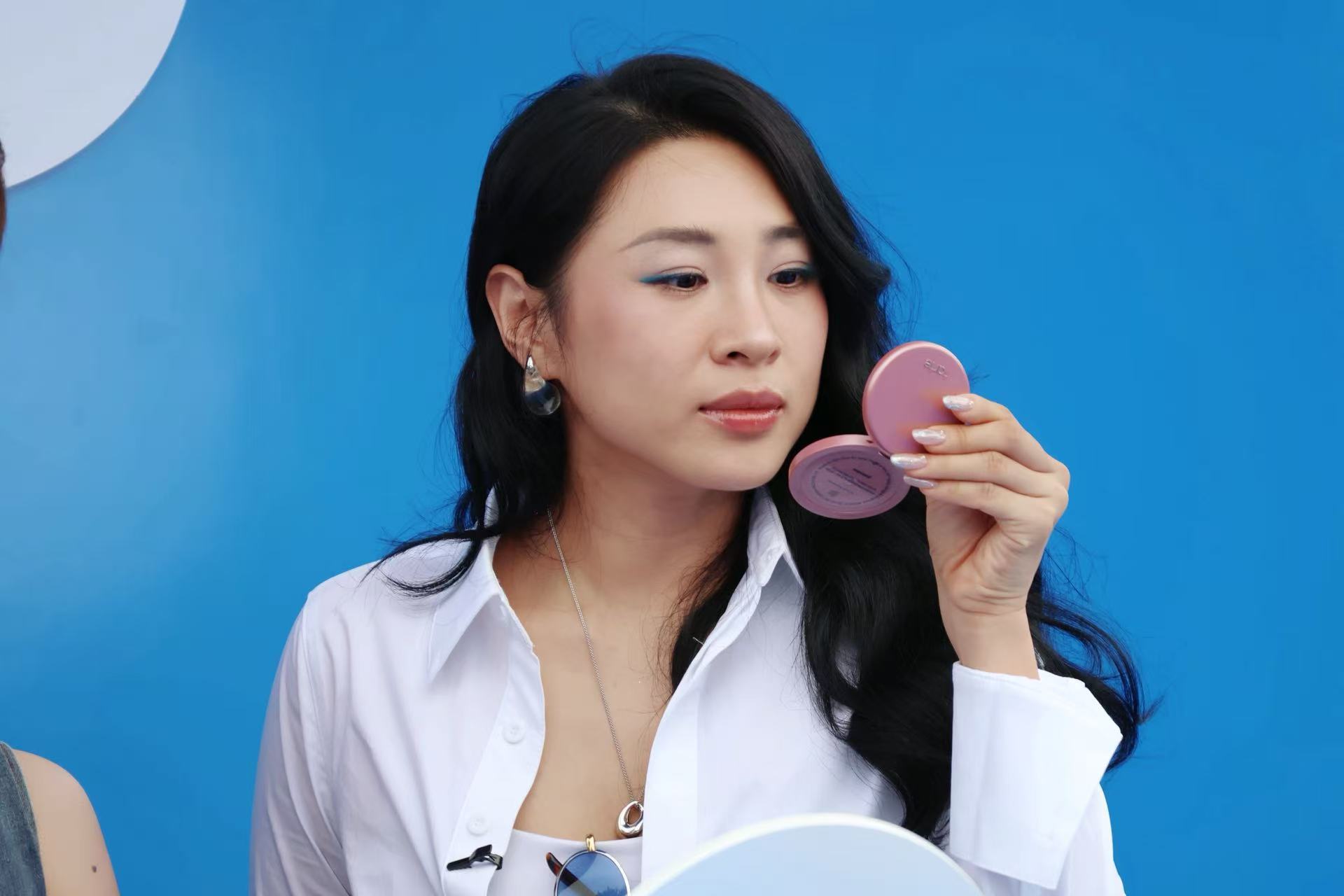 淡淡卡布里蓝妆卡布里蓝大玩家潮流focus被潮流FOCUS活动的卡布里蓝妆狠狠拿