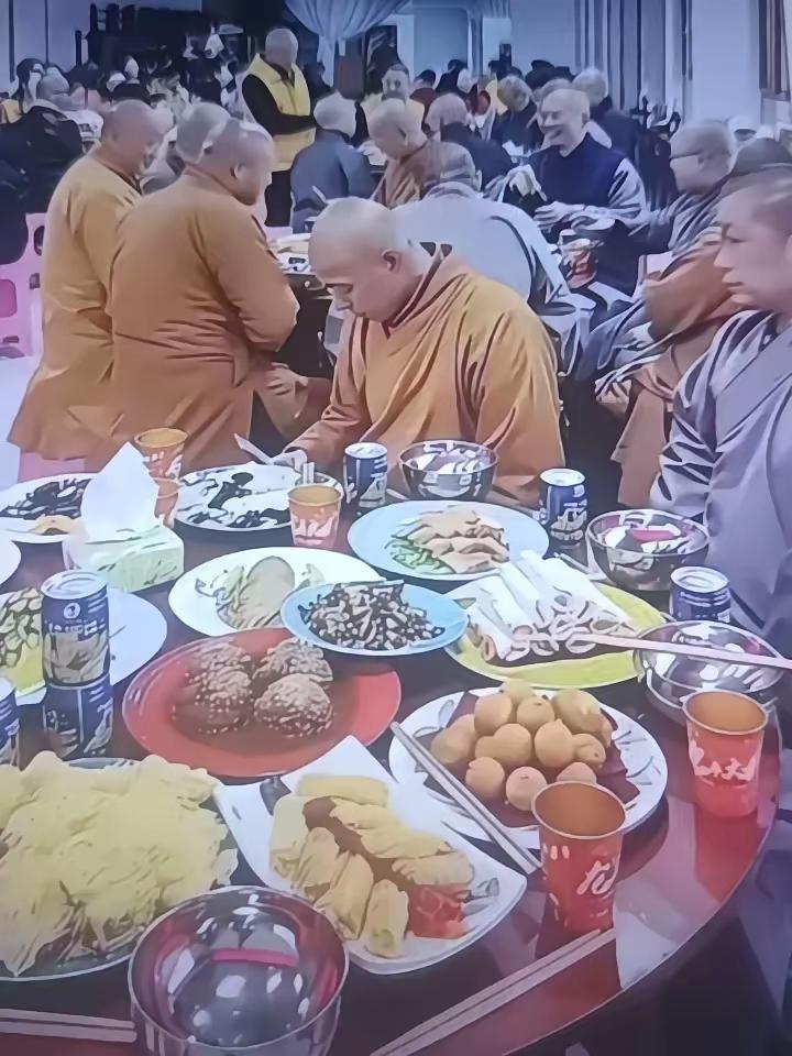 和尚伙食如此丰盛。去寺院釆风时，见到寺院午饭如此好，而且还十来盘。僧人，到底为国