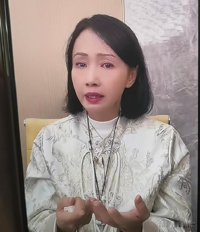 广东影视圈最近这瓜吃得人直呼过瘾，57岁的黄慧颐突然在直播间打开话匣子，哭着聊起