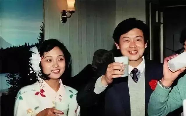 郎才女貌，新娘子真秀气，她嫁给了娱乐圈公认的大好人，刚结婚时，新郎还未出名，后来
