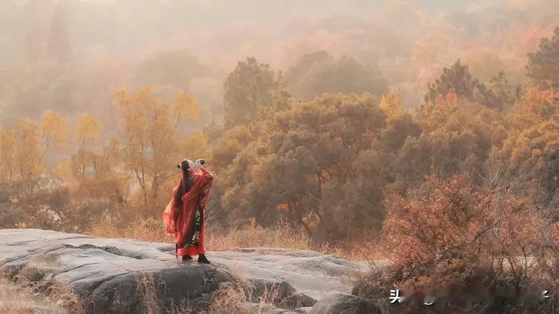 看到“岁月如诗吟万古”这个上联，我来了兴致。上联把岁月比作诗，还吟了万古，那下联