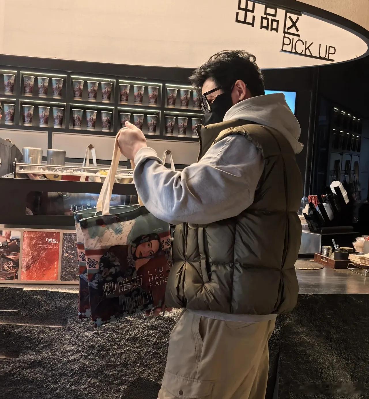 有网友在太古里偶遇陆毅买奶茶，他现实生活中也太帅了吧！古早帅哥的含金量还在上升，