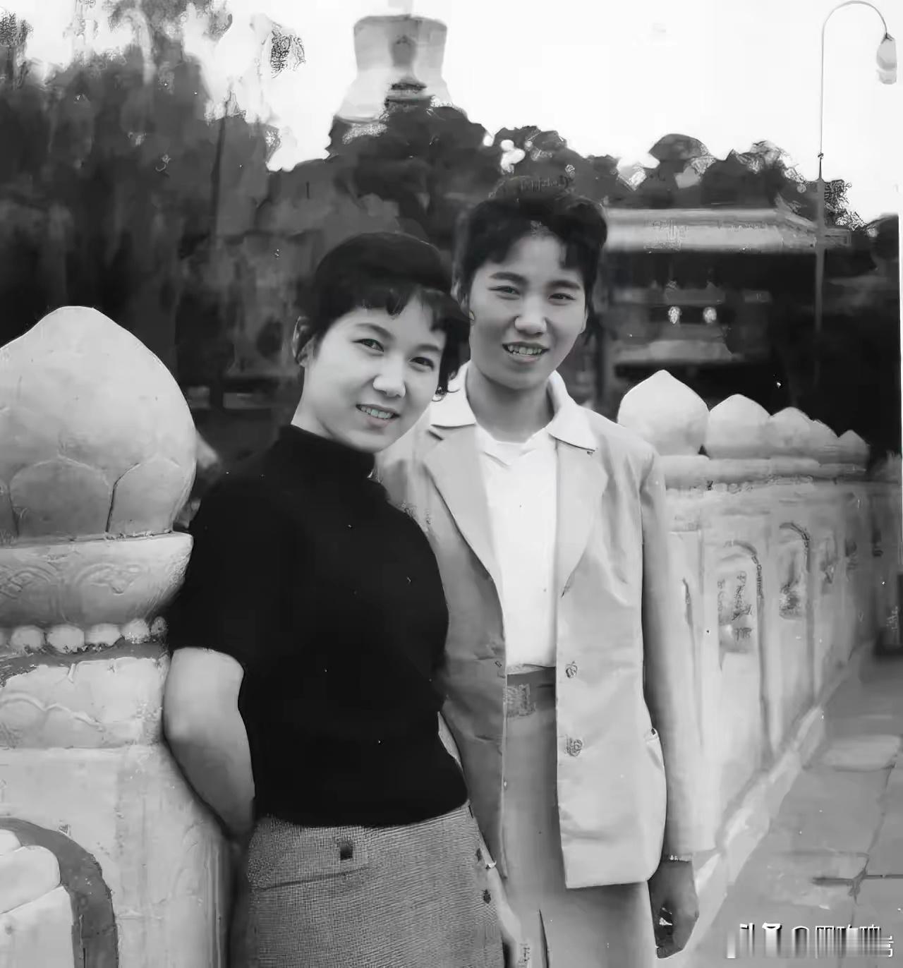 这张照片是1963年，赵丽蓉与新凤霞在北京北海公园的合影，真的十分珍贵。那时的她
