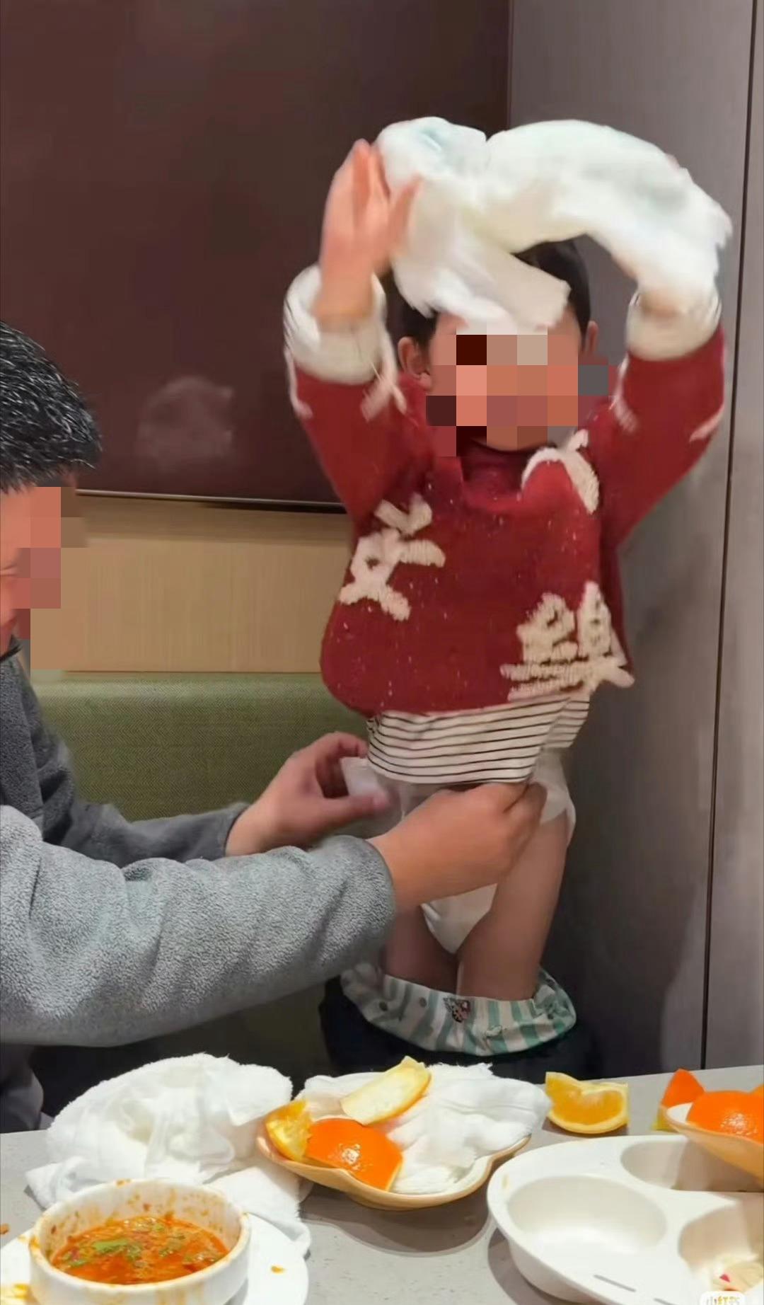 海底捞与“尿缠缠绵绵的缘分”。
海底捞“小便门”事件余波未消，该事件最终以监护人