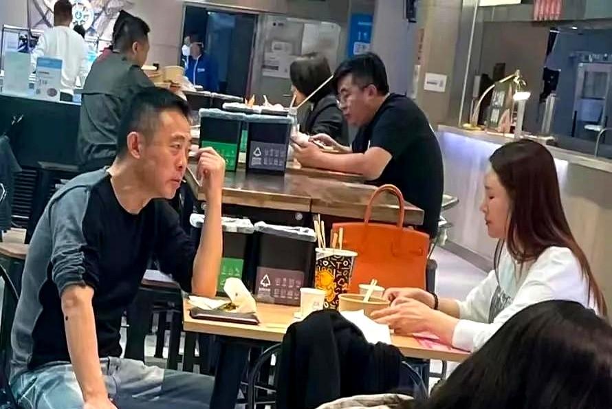 59岁侯勇老来得子！前几天澳门活动，直接抱着1岁儿子亮相了。

旁边的娇妻王瑞满