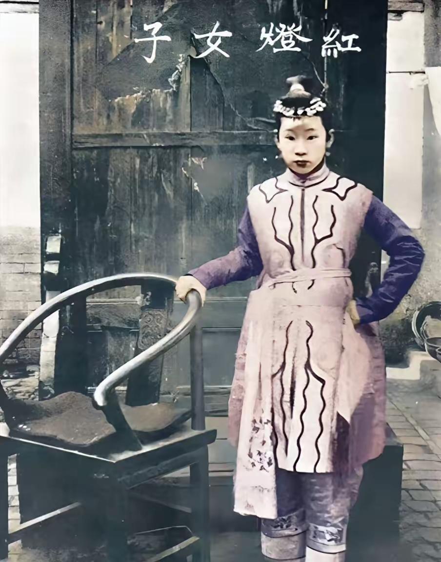 1900年10月，天津都统衙门监狱里，几个洋人军官蹲在一间阴暗的牢房门口，像看笼
