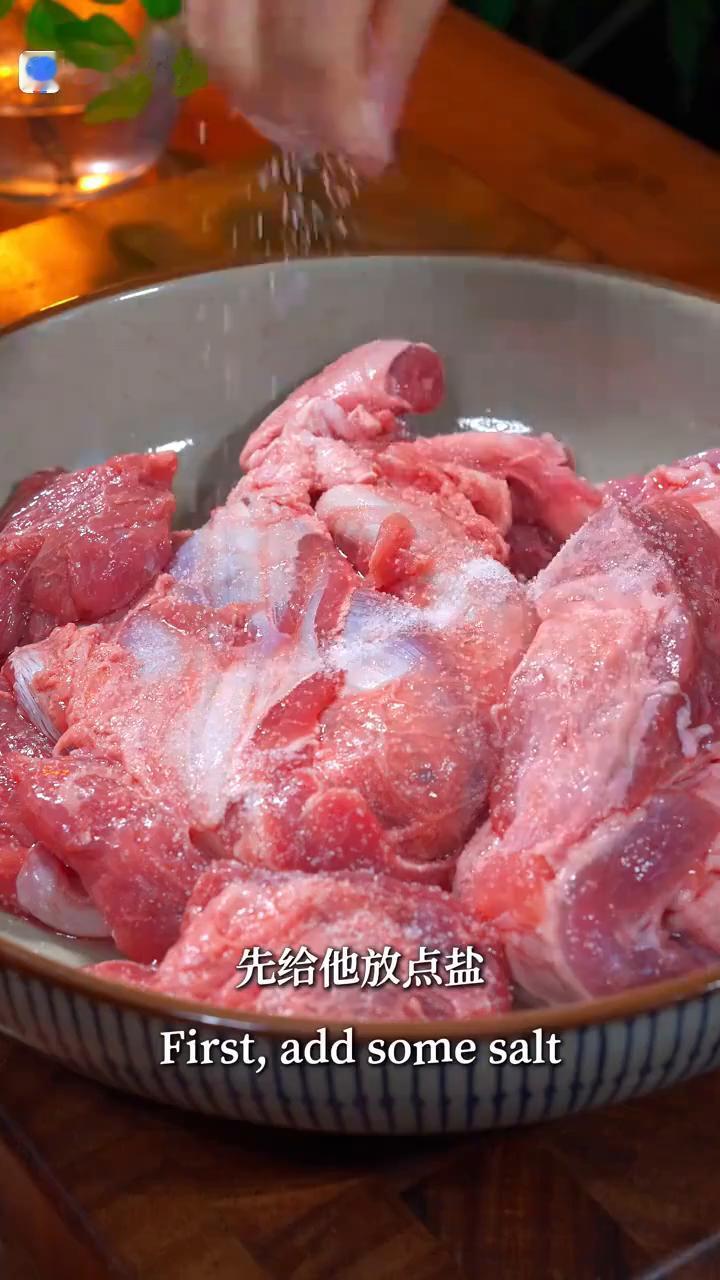 家庭版牛肉拉面。
姐妹们，今天给你们分享一个在家就能做出和饭店一样好吃的牛肉拉面