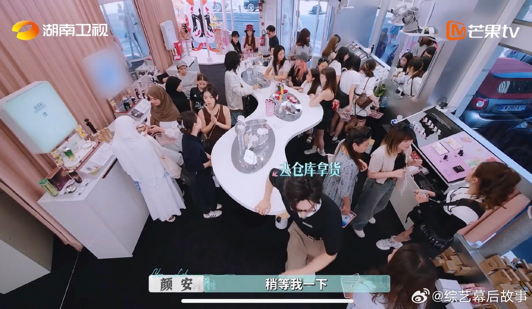 颜安是人间小陀螺吧 顾客加单不停歇，颜安直接开启“陀螺循环”，柜台间穿梭送货，行