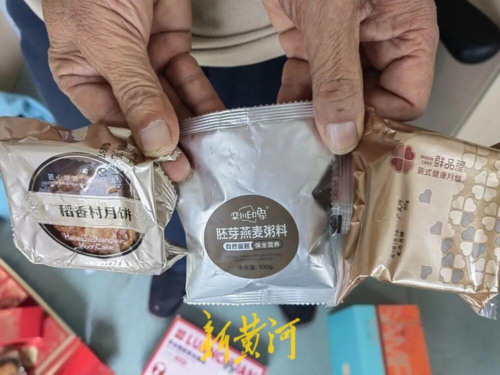 一般人的理解，月饼等食品只要在外包装盒上印上日期就行了，里面的食品就应该是外包装